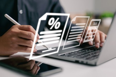 Person arbeitet auf Laptop