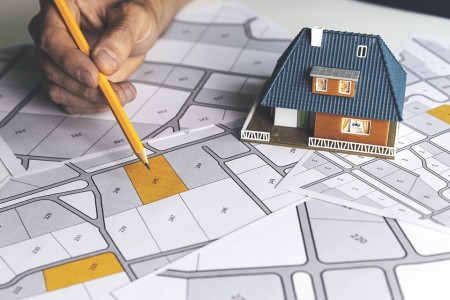 Bleistift zeigt Katasterplan