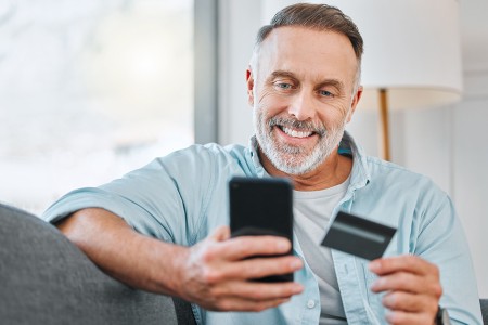 Mann mit Kreditkarte