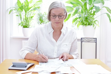 Frau bearbeitet Unterlagen